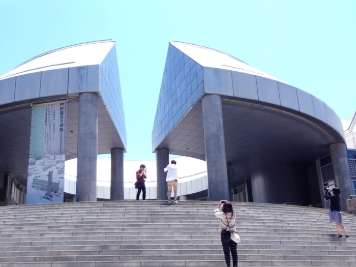 広島現代美術館と写真撮影を楽しむ人